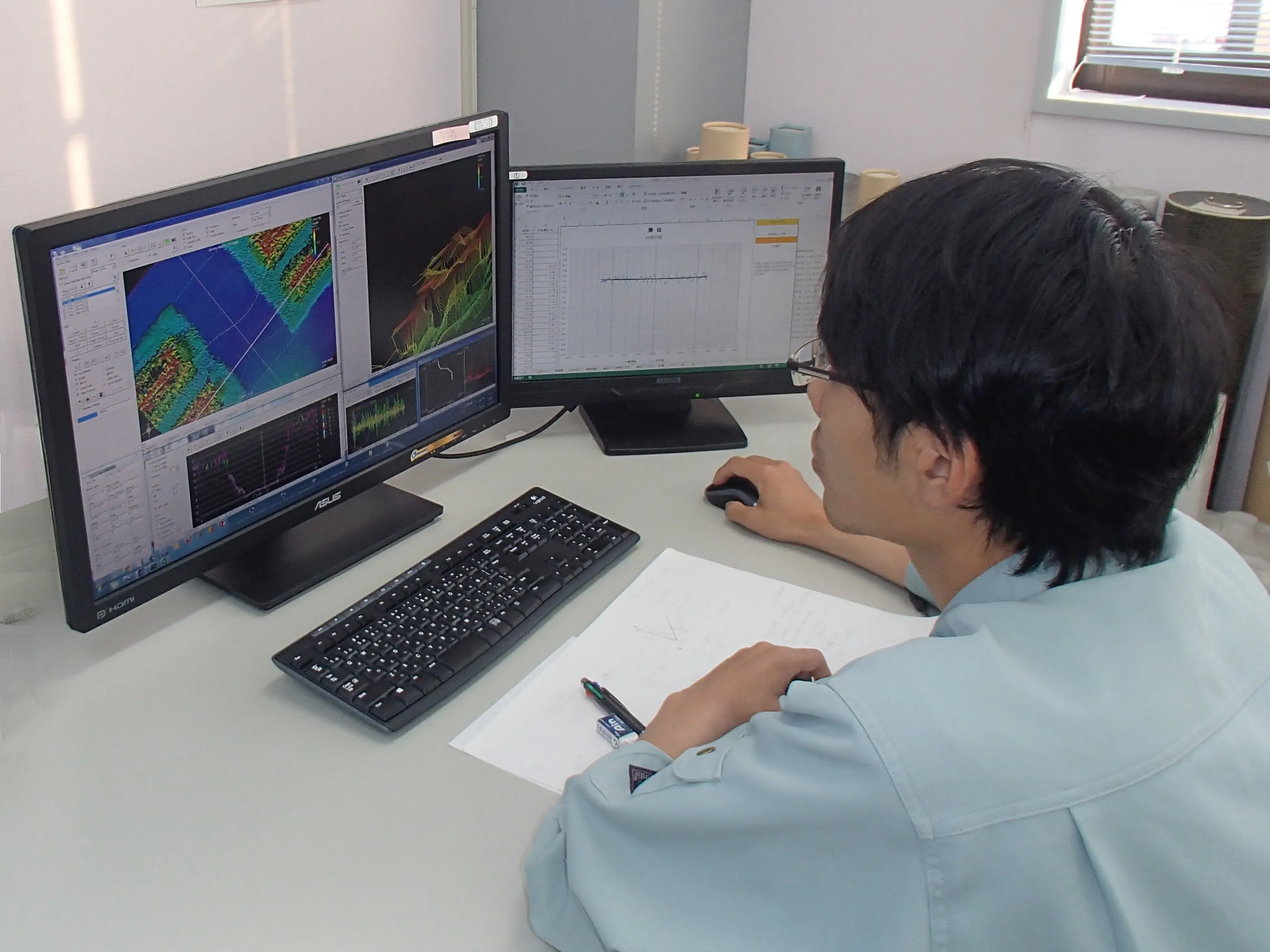 計測データを解析する社員