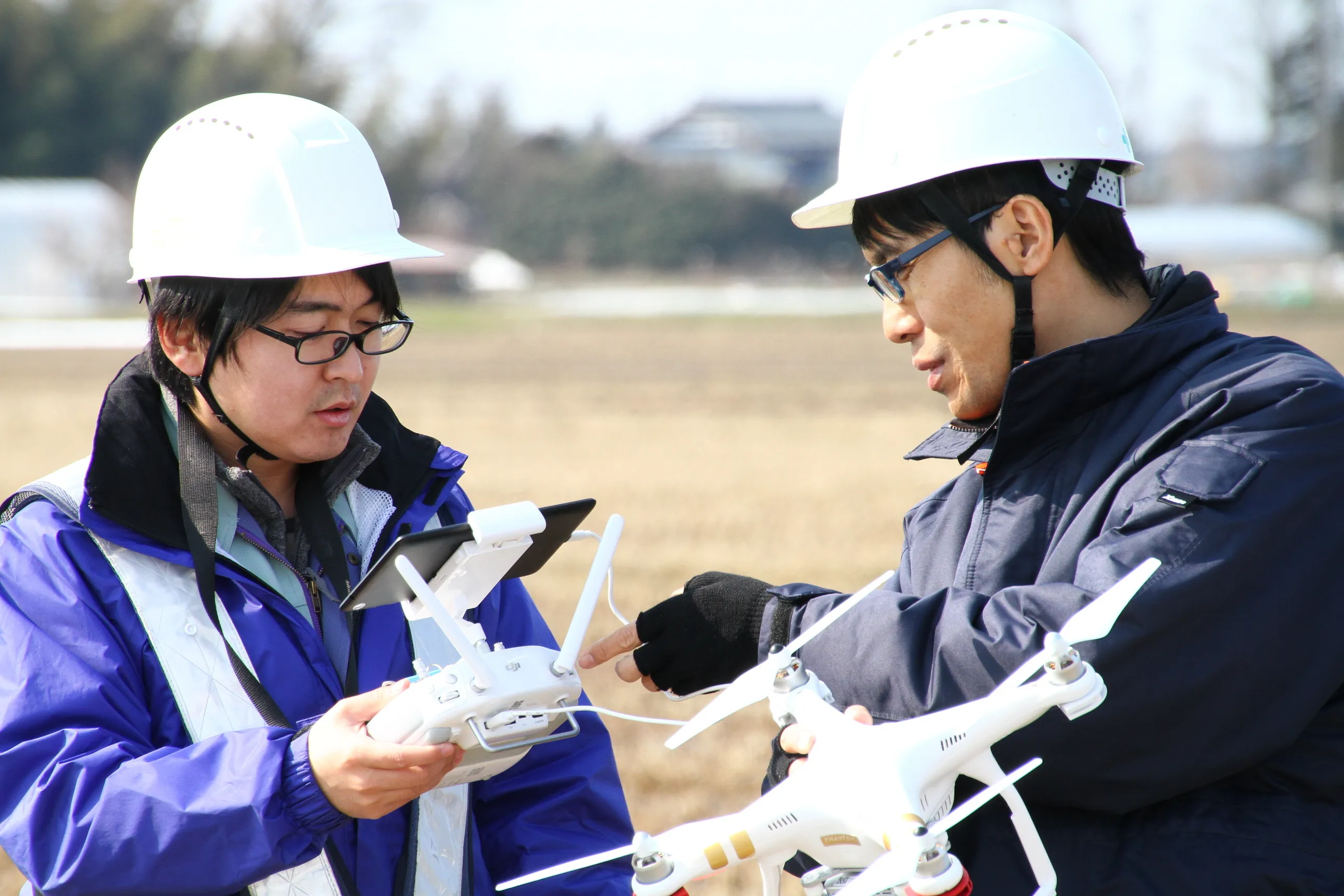 ドローンを準備する社員