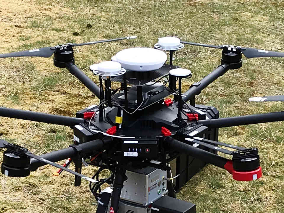 UAVレーザー計測に使用する機体